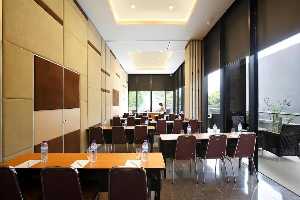 Amaris Hotel Pasar Baru Jakarta Exterior photo