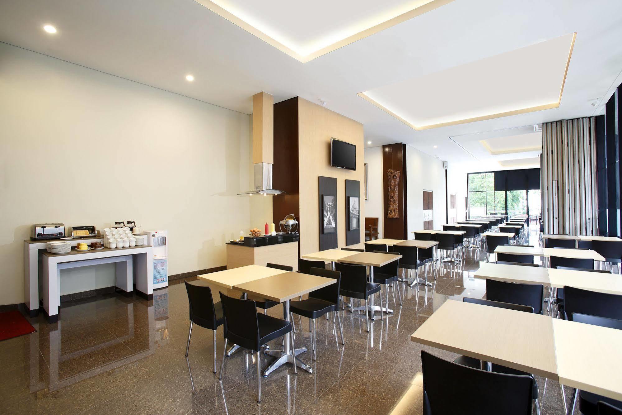 Amaris Hotel Pasar Baru Jakarta Exterior photo